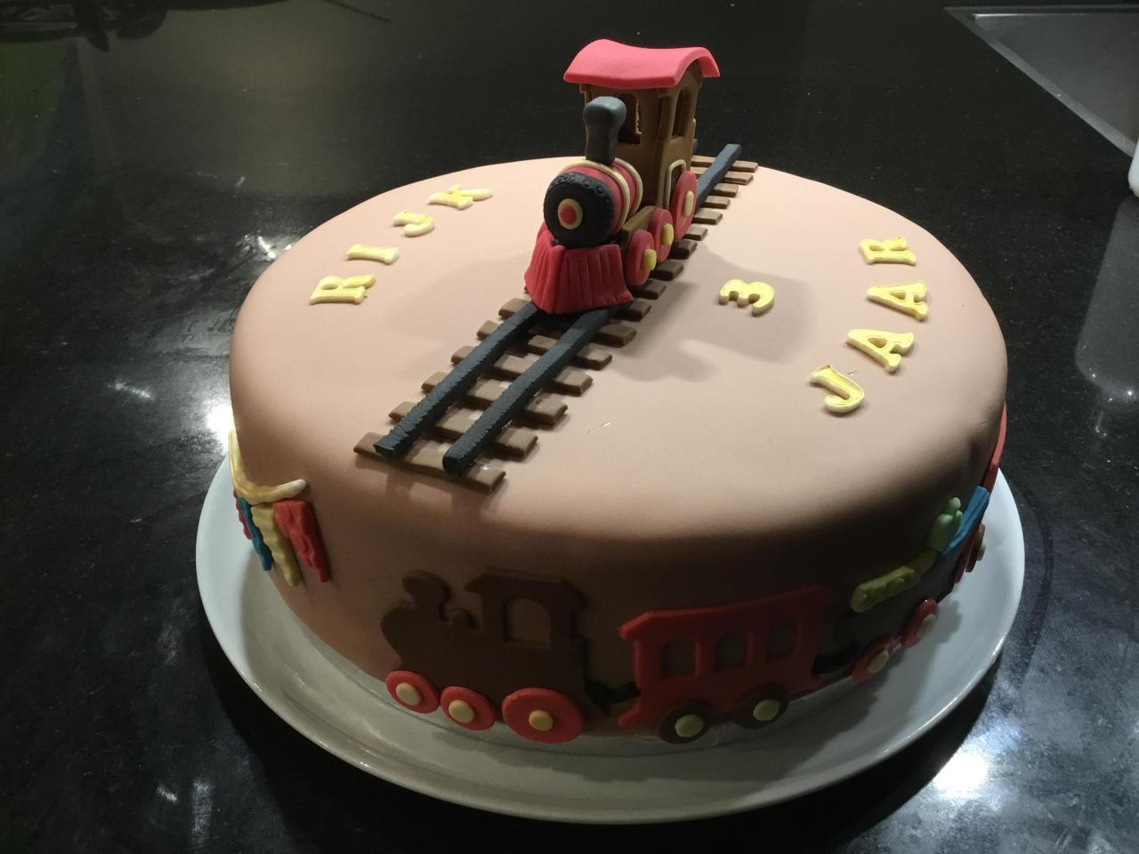 Train cake